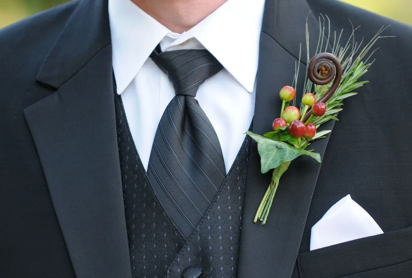 Boutonniere: A Detailed Exploration of a Timeless Floral Accessory